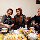 10. mars: Dronning Sonja og Kronprinsesse Mette-Marit drikker te hos familien Adampour på Grünerløkka i Oslo. Besøket er et ledd i Antirasistisk senters kampanje Tea Time, der muslimer inviterer ikke-muslimer på te. (Foto: Lise Åserud, Scanpix)